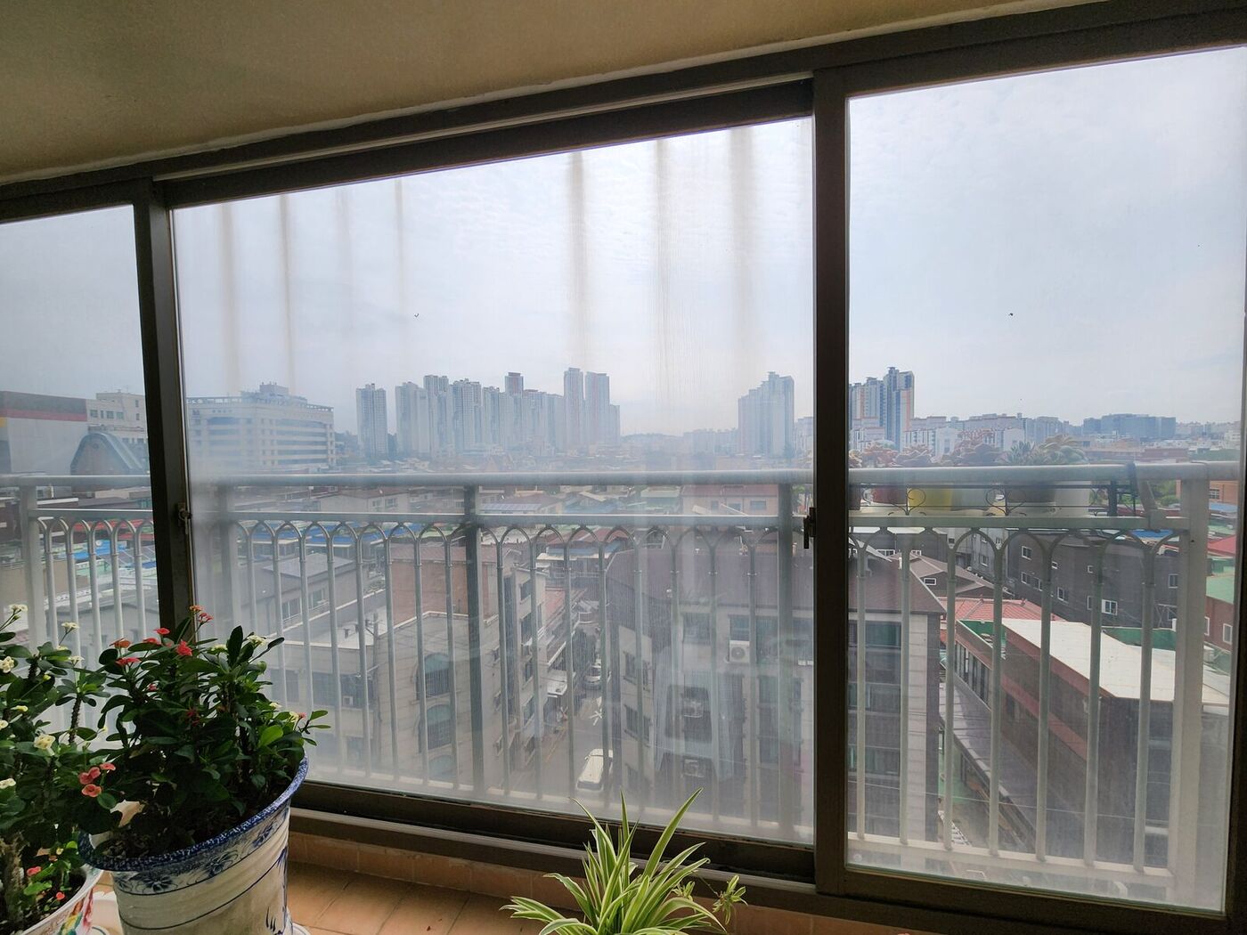 아파트 발코니 유리창 시공 전