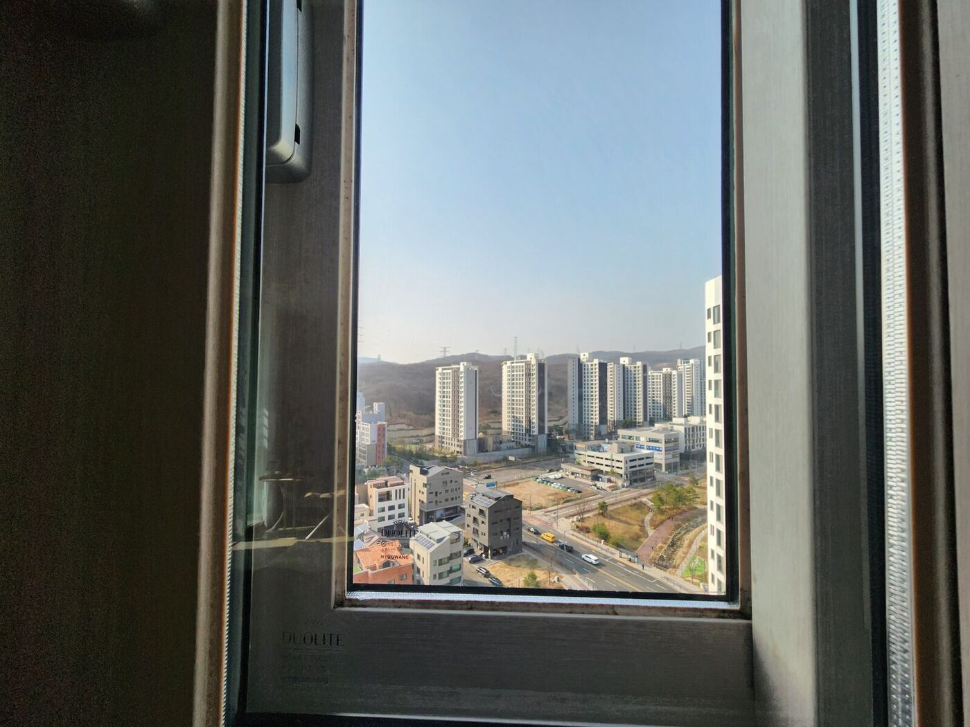 거실 대형 유리창 시공 후